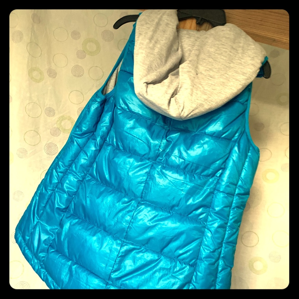 Sleeveless puffer jacket